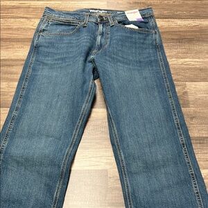 Wrangler Straight-Leg Regular Fit Jeans in Medium Blue Wash